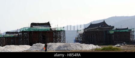 Shiyan, Shiyan, China. 10. November 2016. Shiyan, CHINA-10. November 2016: (nur zur redaktionellen Verwendung. CHINA HERAUS). Der Baustelle Restaurierung von antiken Architekturen in Wudang Gebirge in Shiyan, Zentral-China Hubei Provinz, 10. November 2016. Die Restaurierung des Palais Yuzhen im Wudang Gebirge Baubeginn offiziell am 10. November 2016. Techniker werden traditionelle Handwerke verwenden, um die Mauern des Palastes Yuzhen wiederherzustellen. © SIPA Asien/ZUMA Draht/Alamy Live-Nachrichten Stockfoto