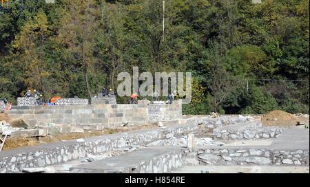 Shiyan, Shiyan, China. 10. November 2016. Shiyan, CHINA-10. November 2016: (nur zur redaktionellen Verwendung. CHINA HERAUS). Der Baustelle Restaurierung von antiken Architekturen in Wudang Gebirge in Shiyan, Zentral-China Hubei Provinz, 10. November 2016. Die Restaurierung des Palais Yuzhen im Wudang Gebirge Baubeginn offiziell am 10. November 2016. Techniker werden traditionelle Handwerke verwenden, um die Mauern des Palastes Yuzhen wiederherzustellen. © SIPA Asien/ZUMA Draht/Alamy Live-Nachrichten Stockfoto