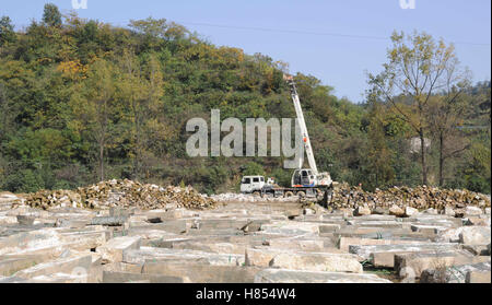 Shiyan, Shiyan, China. 10. November 2016. Shiyan, CHINA-10. November 2016: (nur zur redaktionellen Verwendung. CHINA HERAUS). Der Baustelle Restaurierung von antiken Architekturen in Wudang Gebirge in Shiyan, Zentral-China Hubei Provinz, 10. November 2016. Die Restaurierung des Palais Yuzhen im Wudang Gebirge Baubeginn offiziell am 10. November 2016. Techniker werden traditionelle Handwerke verwenden, um die Mauern des Palastes Yuzhen wiederherzustellen. © SIPA Asien/ZUMA Draht/Alamy Live-Nachrichten Stockfoto