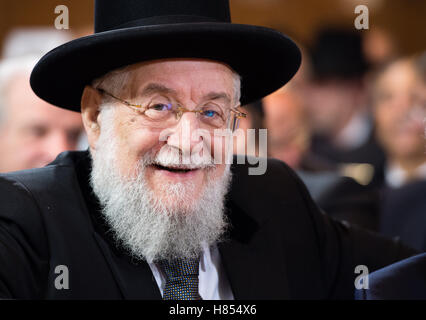 Rabbi Yisrael Meir Lau, Oberrabbiner von Tel Aviv - Jaffa schaut die Kamera bei der Siegerehrung die Ohel-Jakob Goldmedaille bei der Münchner Ohel Jakob Synagoge 9. November 2016. Der Israelitische Kultusgemeinde München (lt. jüdische Gemeinschaft München und Oberbayern) Medaille der goldenen Ohel Jakob Bundeskanzlerin Merkel für ihre herausragenden Bemühungen für das jüdische Volk von Deutschland, ihr entschlossenes Engagement gegen alle Formen von Antisemitismus und ihre feste Zusage, den jüdischen Staat Israel. Foto: Matthias Balk/dpa Stockfoto