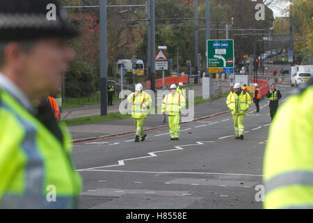 Croydon London, UK. 10. November 2016. Unfall-Ermittler kommen an die Szene, die am Standort abgesperrten ausgeschaltet bleibt wo, wo eine Straßenbahn im Croydon Südosten London verursacht mehrere Todesfälle Credit aufgehoben: Amer Ghazzal/Alamy Live-Nachrichten Stockfoto