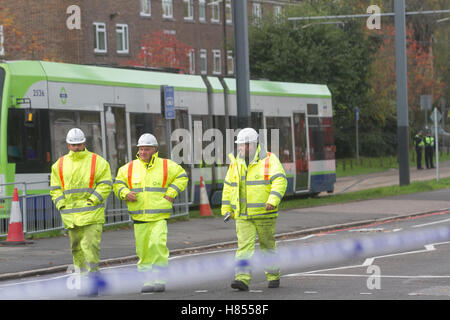 Croydon London, UK. 10. November 2016. Unfall-Ermittler kommen an die Szene, die am Standort abgesperrten ausgeschaltet bleibt wo, wo eine Straßenbahn im Croydon Südosten London verursacht mehrere Todesfälle Credit aufgehoben: Amer Ghazzal/Alamy Live-Nachrichten Stockfoto