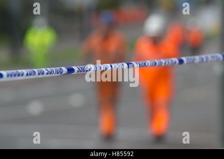 Croydon London, UK. 10. November 2016. Unfallstelle bleibt an der Stelle, wo, wo eine Straßenbahn im Croydon mehrere Todesfälle verursacht, wie Unfall Leistungen ihrer Untersuchung Kredit weiter aufgehoben, abgesperrten aus: Amer Ghazzal/Alamy Live-Nachrichten Stockfoto