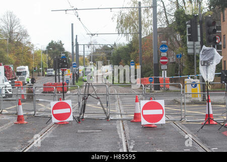 Croydon London, UK. 10. November 2016. Unfallstelle bleibt an der Stelle, wo, wo eine Straßenbahn im Croydon mehrere Todesfälle verursacht, wie Unfall Leistungen ihrer Untersuchung Kredit weiter aufgehoben, abgesperrten aus: Amer Ghazzal/Alamy Live-Nachrichten Stockfoto