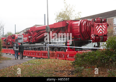 Croydon London, UK. 10. November 2016. Ein Kran ist der Wagen heben nach eine Straßenbahn aufgehoben in Croydon mehrere Todesfälle verursacht, wie Unfall Leistungen ihrer Untersuchung Kredit weiter gebracht: Amer Ghazzal/Alamy Live-Nachrichten Stockfoto