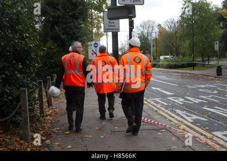 Croydon London, UK. 10. November 2016. Unfall-Ermittler besuchen die Szene, die auf dem Gelände abgesperrten ausgeschaltet bleibt wo eine Straßenbahn Croydon Südosten London 7 Tote und 50 Verletzte gefordert aufgehoben. 42-j hrige Straßenbahnfahrer, die wegen des Verdachts des Totschlags, verhaftet worden war freigegeben wurde, auf Polizei Kaution Credit: Amer Ghazzal/Alamy Live-Nachrichten Stockfoto