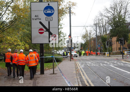 Croydon London, UK. 10. November 2016. Unfall-Ermittler besuchen die Szene, die auf dem Gelände abgesperrten ausgeschaltet bleibt wo eine Straßenbahn Croydon Südosten London 7 Tote und 50 Verletzte gefordert aufgehoben. 42-j hrige Straßenbahnfahrer, die wegen des Verdachts des Totschlags, verhaftet worden war freigegeben wurde, auf Polizei Kaution Credit: Amer Ghazzal/Alamy Live-Nachrichten Stockfoto