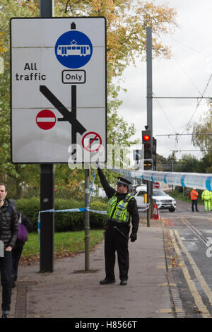 Croydon London, UK. 10. November 2016. Unfallstelle bleibt an der Stelle, wo, wo eine Straßenbahn im Croydon mehrere Todesfälle verursacht, wie Unfall Leistungen ihrer Untersuchung Kredit weiter aufgehoben, abgesperrten aus: Amer Ghazzal/Alamy Live-Nachrichten Stockfoto