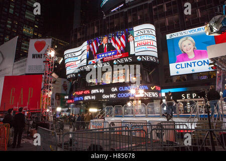 New York, NY, USA 9. November 2016. 02:57: Wahlergebnisse Deklarieren von Donald Trump, Präsident elect auf Bildschirme in den Times Square zu sehen sind. Foto: Alessandro Vecchi dpa