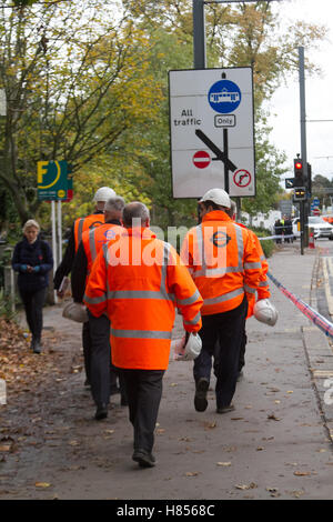 Croydon London, UK. 10. November 2016. Unfall-Ermittler besuchen die Szene, die auf dem Gelände abgesperrten ausgeschaltet bleibt wo eine Straßenbahn Croydon Südosten London 7 Tote und 50 Verletzte gefordert aufgehoben. 42-j hrige Straßenbahnfahrer, die wegen des Verdachts des Totschlags, verhaftet worden war freigegeben wurde, auf Polizei Kaution Credit: Amer Ghazzal/Alamy Live-Nachrichten Stockfoto