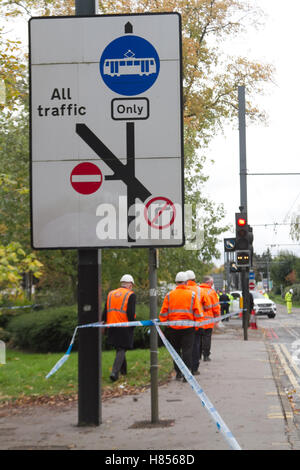 Croydon London, UK. 10. November 2016. Unfall-Ermittler besuchen die Szene, die auf dem Gelände abgesperrten ausgeschaltet bleibt wo eine Straßenbahn Croydon Südosten London 7 Tote und 50 Verletzte gefordert aufgehoben. 42-j hrige Straßenbahnfahrer, die wegen des Verdachts des Totschlags, verhaftet worden war freigegeben wurde, auf Polizei Kaution Credit: Amer Ghazzal/Alamy Live-Nachrichten Stockfoto