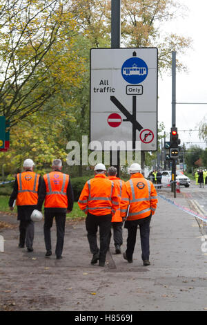 Croydon London, UK. 10. November 2016. Unfall-Ermittler besuchen die Szene, die auf dem Gelände abgesperrten ausgeschaltet bleibt wo eine Straßenbahn Croydon Südosten London 7 Tote und 50 Verletzte gefordert aufgehoben. 42-j hrige Straßenbahnfahrer, die wegen des Verdachts des Totschlags, verhaftet worden war freigegeben wurde, auf Polizei Kaution Credit: Amer Ghazzal/Alamy Live-Nachrichten Stockfoto