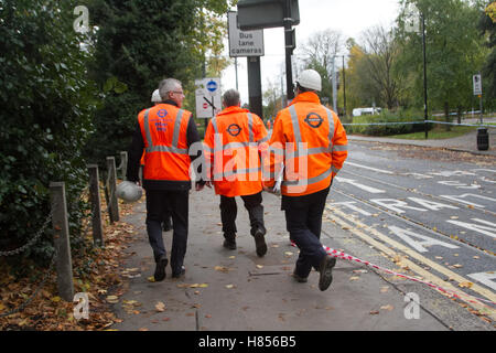 Croydon London, UK. 10. November 2016. Unfall-Ermittler besuchen die Szene, die am Standort abgesperrten ausgeschaltet bleibt wo wo eine Straßenbahn Croydon Südosten London verursacht mehrere Todesfälle aufgehoben. 42-j hrige Straßenbahnfahrer, die wegen des Verdachts des Totschlags, verhaftet worden war freigegeben wurde, auf Polizei Kaution Credit: Amer Ghazzal/Alamy Live-Nachrichten Stockfoto