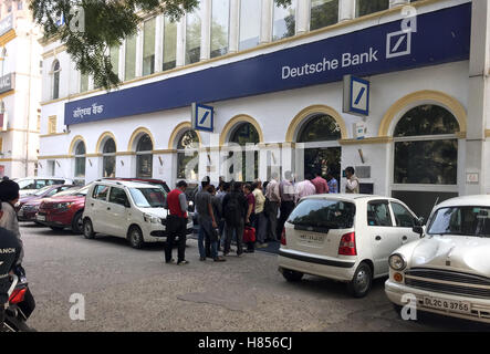 Neu-Delhi, Indien. 10. November 2016. Eine große Menschenmenge versammelt außerhalb einer Filiale der Deutschen Bank in Neu-Delhi, Indien, 10. November 2016. Die Banken des Landes eröffnet zum ersten Mal im Zuge der Entscheidung der Regierung, alle Banknoten mit einem Wert von mehr als 1,36 Euro auslaufen. Einem Höchstbetrag von 4.000 Rupien (rund 54 Euro) in die alten Banknoten lauten konnte in neuen Noten geändert werden. Größere Mengen auf ein Bankkonto bezahlt werden mussten. Trotz dieser Einschränkung lief bei den meisten Banken aus der neuen Banknoten innerhalb weniger Stunden. Foto: Stefan Mauer/Dpa/Alamy Live News Stockfoto