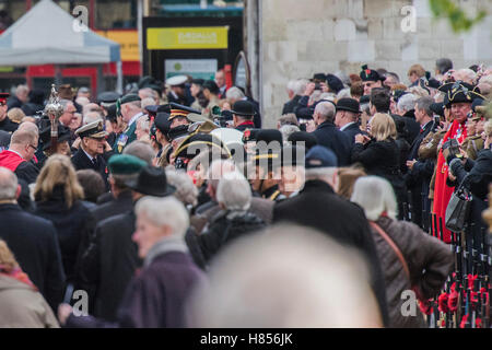 London, UK. 10. November 2016.  Der Duke of Edinburgh (abgebildet in Naval GAP), Mitglied auf Lebenszeit, Royal British Legion, begleitet von Prinz Harry, besuchen Sie das Feld des Gedenkens am Westminster Abbey - 10. November 2016, London. Bildnachweis: Guy Bell/Alamy Live-Nachrichten Stockfoto