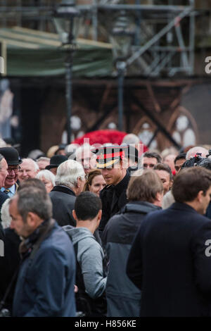 London, UK. 10. November 2016.  Prinz Harry vermischt sich freundlich mit Soldaten und ihre Familien - The Duke of Edinburgh, Mitglied auf Lebenszeit, Royal British Legion, begleitet von Prinz Harry, besuchen Sie den Bereich der Erinnerung in der Westminster Abbey - 10. November 2016, London. Bildnachweis: Guy Bell/Alamy Live-Nachrichten Stockfoto