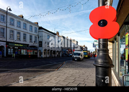 Warminster, Wiltshire, UK. 7. Nov 2016. Eine große Nachahmung poppy an einem Laternenpfahl in der Marktgemeinde Warminster, Wiltshire, um Britische und Commonwealth gefallenen Soldaten Credit: Andrew Harker/Alamy Leben Nachrichten gedenken Stockfoto