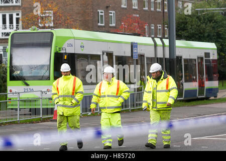 Croydon London, UK. 10. November 2016. Unfall-Ermittler besuchen die Szene, die am Standort abgesperrten ausgeschaltet bleibt wo wo eine Straßenbahn Croydon Südosten London verursacht mehrere Todesfälle aufgehoben. 42-j hrige Straßenbahnfahrer, die wegen des Verdachts des Totschlags, verhaftet worden war freigegeben wurde, auf Polizei Kaution Credit: Amer Ghazzal/Alamy Live-Nachrichten Stockfoto