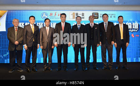 Hong Kong, China. 10. November 2016. Leung Chun-ying(4th L), Hauptgeschäftsführer von Hong Kong spezielle Administrative Region (SAR), nimmt während eines Forums auf Shenzhen-Hong Kong Lager verbinden in Hongkong, Südchina, 10. November 2016 Gruppenfotos mit anderen Gästen. Das Forum startete am Donnerstag. Bildnachweis: Qin Qing/Xinhua/Alamy Live-Nachrichten Stockfoto