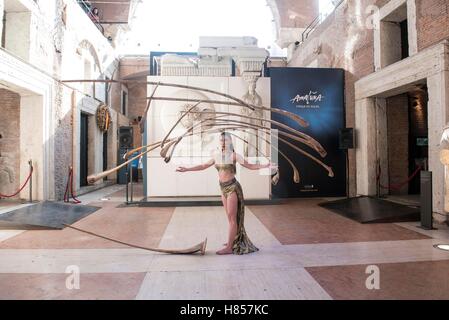 Italien, Rom, 9. November 2016: der Cirque du Soleil tritt bei Mercati Traianei Museum in Rom zur Förderung der kommenden Show "Amaluna" Photo Credit: Fabio Mazzarella/Sintesi/Alamy Live News Stockfoto