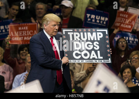 10. Oktober 2016 - Wilkes-Barre, Pennsylvania, USA - DONALD TRUMP ('' Trump gräbt Kohle '') Kampagnen für das Präsidentenamt an der Mohegan Sun Arena in Wilkes-Barre, PA am 10. Oktober 2016. © Michael Brochstein/ZUMA Draht/Alamy Live-Nachrichten Stockfoto