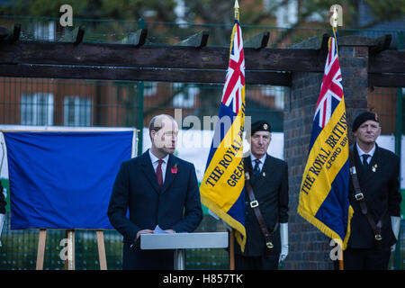 London, UK. 10. November 2016. Der Duke of Cambridge stellt eine Gedenktafel während eines Besuchs in Kensington Memorial Park als Präsident der Felder im Vertrauen offiziell die Widmung des Parks von der Royal Borough of Kensington und Chelsea zum hundertjährigen Felder Programm markieren. Centenary Felder ehrt das Andenken an die Millionen, die ihr Leben während des ersten Weltkrieges verloren, durch die Sicherung und Schutz im freien Erholungsraum in alle Ewigkeit zum Nutzen künftiger Generationen. Bildnachweis: Mark Kerrison/Alamy Live-Nachrichten Stockfoto