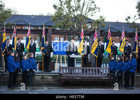 London, UK. 10. November 2016. Der Duke of Cambridge stellt eine Gedenktafel während eines Besuchs in Kensington Memorial Park als Präsident der Felder im Vertrauen offiziell die Widmung des Parks von der Royal Borough of Kensington und Chelsea zum hundertjährigen Felder Programm markieren. Centenary Felder ehrt das Andenken an die Millionen, die ihr Leben während des ersten Weltkrieges verloren, durch die Sicherung und Schutz im freien Erholungsraum in alle Ewigkeit zum Nutzen künftiger Generationen. Bildnachweis: Mark Kerrison/Alamy Live-Nachrichten Stockfoto