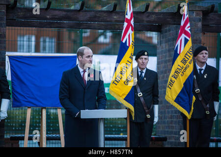 London, UK. 10. November 2016. Der Duke of Cambridge stellt eine Gedenktafel während eines Besuchs in Kensington Memorial Park als Präsident der Felder im Vertrauen offiziell die Widmung des Parks von der Royal Borough of Kensington und Chelsea zum hundertjährigen Felder Programm markieren. Centenary Felder ehrt das Andenken an die Millionen, die ihr Leben während des ersten Weltkrieges verloren, durch die Sicherung und Schutz im freien Erholungsraum in alle Ewigkeit zum Nutzen künftiger Generationen. Bildnachweis: Mark Kerrison/Alamy Live-Nachrichten Stockfoto