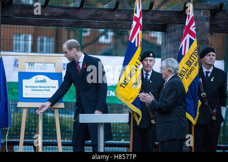 London, UK. 10. November 2016. Der Duke of Cambridge stellt eine Gedenktafel während eines Besuchs in Kensington Memorial Park als Präsident der Felder im Vertrauen offiziell die Widmung des Parks von der Royal Borough of Kensington und Chelsea zum hundertjährigen Felder Programm markieren. Centenary Felder ehrt das Andenken an die Millionen, die ihr Leben während des ersten Weltkrieges verloren, durch die Sicherung und Schutz im freien Erholungsraum in alle Ewigkeit zum Nutzen künftiger Generationen. Bildnachweis: Mark Kerrison/Alamy Live-Nachrichten Stockfoto