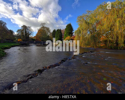 Ashford auf dem Wasser, in der Nähe von Bakewell, Derbyshire, UK. 10. November 2016. Großbritannien Wetter herbstliche Farben an den Bäumen am Ashford auf dem Wasser, in der Nähe von Bakewell, Derbyshire HDR Credit: Doug Blane/Alamy Live News Peak District Nationalpark Stockfoto