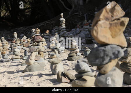 Stone Cairns am Strand Stockfoto