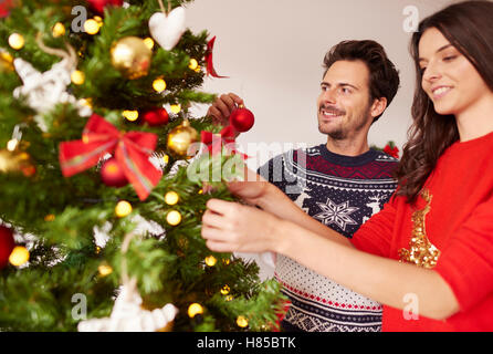 Liebespaar hängende Dekoration am Weihnachtsbaum Stockfoto