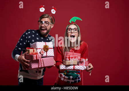 Glücklich über großen Haufen von Geschenken Stockfoto