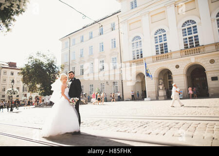 Perfekte Paar Braut, Bräutigam, posieren und küssen in ihrem Hochzeitstag Stockfoto