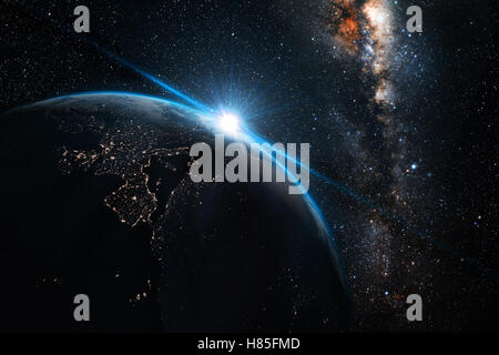 Blau Sonnenaufgang über der Erde vom Weltraum aus gesehen. Mit Sternen Hintergrund. Stockfoto