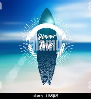 Sommerzeit-Design mit Surfbrett und Unschärfe Strand Hintergrund. Stock Vektor