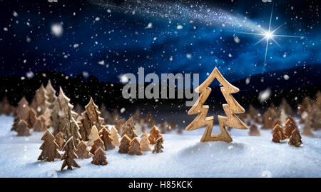 Dekoration aus Holz in Schnee, angeordnet bilden eine Fantasielandschaft Wald Nacht mit eine Sternschnuppe, ideal für Weihnachten oder winter Stockfoto