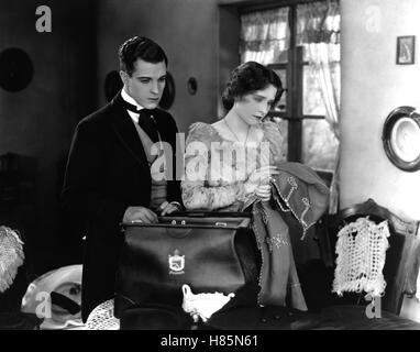 Alt Heidelberg, (der STUDENTENPRINZ IN alt HEIDELBERG) Stummfilm USA 1927 s/w, Regie: Ernst Lubitsch, RAMON NOVARRO + NORMA SHEARER, Stichwort: Reisegepäck, Abreise Stockfoto