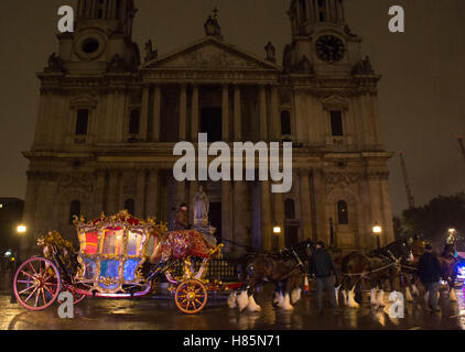 Lord Mayor of London Staatskarosse übergibt St. Pauls Cathedral, London, während der Proben für den Lord Mayor Show am kommenden Wochenende. Stockfoto