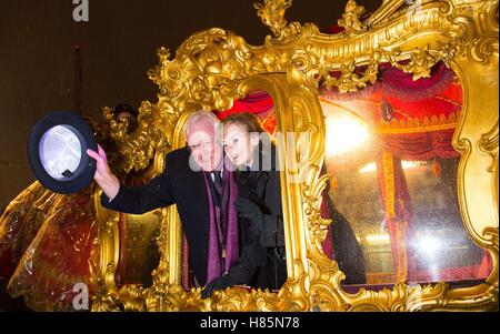 Neuer Oberbürgermeister der Stadt von London Andrew Parmley und seine Frau Wendy Welle von Lord Mayor of London State Coach während der Proben für den Lord Mayor Show am kommenden Wochenende. Stockfoto