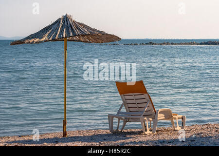 Liege und Sonnenschirm Bambus am Strand gemacht Stockfoto