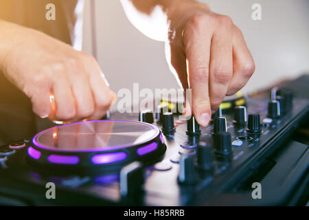 DJ Plattenspieler Konsole Mixer Steuerung Stockfoto