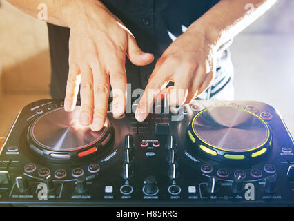 DJ Plattenspieler Konsole Mixer Steuerung Stockfoto