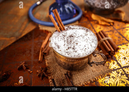 Chai Tea Latte trinken in eine antike Schale Stockfoto