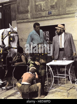 Hügel des Schreckens (THE ANGRY HILLS) USA 1959, Regie: Robert Aldrich, ROBERT MITCHUM, Stichwort: Uniform, Schuhputzer Stockfoto