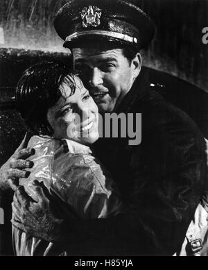 Nur Für Offiziere, s/w (die AMERIKANISIERUNG von EMILY) USA 1964, Regie: Arthur Hiller, JULIE ANDREWS, JAMES GARNER, Stichwort: Uniform, Regen, Umarmung, Glück Stockfoto