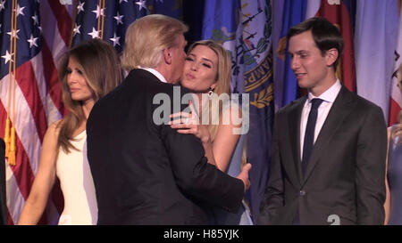 Donald Trump ist von Familienmitgliedern gratulierte, nachdem er seine Dankesrede in New York nach seinem Sieg machte zu er 45. Präsident der Vereinigten Staaten. Stockfoto