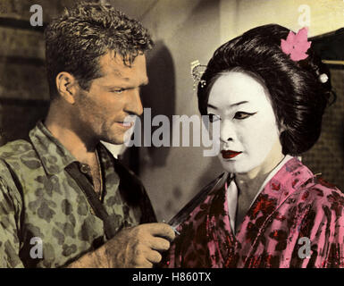 Verrat in der Bucht, (AMBUSH BAY) USA 1966, Regie: Ron Winston, HUGH O'BRIEN + TISA CHANG Stichwort:Messer, Geisha Stockfoto
