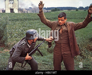 Hannibal Brooks, (HANNIBAL BROOKS) GB 1968, Regie: Michael Winner, OLIVER REED (Re), Stichwort: MP, Soldat, Verhaftung Stockfoto