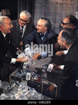 Sterben die Herren Mit der Donnersberger übergehende, (sterben HERREN MIT DER WEISSEN ÜBERGEHENDE) D 1969, Wolfgang Staudte, MARTIN HELD (li), RUDOLF SCHÜNDLER (mi), HEINZ ERHARDT (re), Stichwort: Koffer, Geld, Scheine Stockfoto